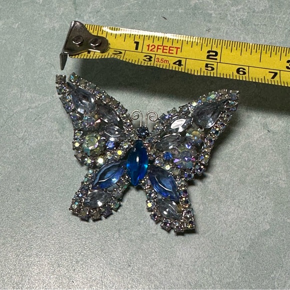 Vintage Weiss blue iridescent rhinestone brooch stamped silver hardware - Picture 5 of 7